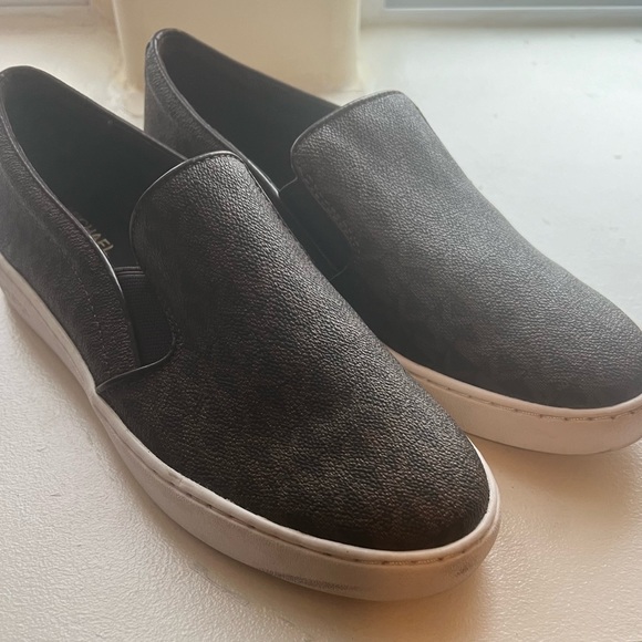Michael Kors logo slip on sneaker. Size 7 - Picture 2 of 3